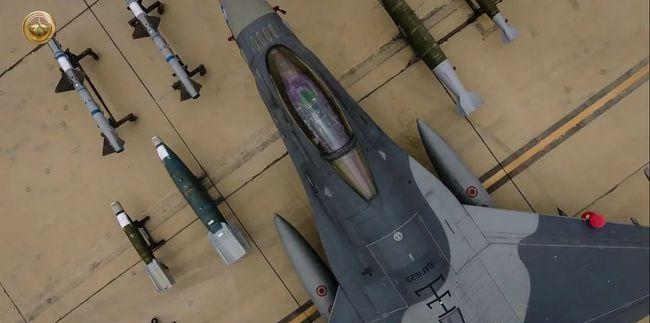 航拍伊拉克空军F-16 顶视图照片拍出新意