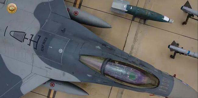航拍伊拉克空军F-16 顶视图照片拍出新意3.jpg